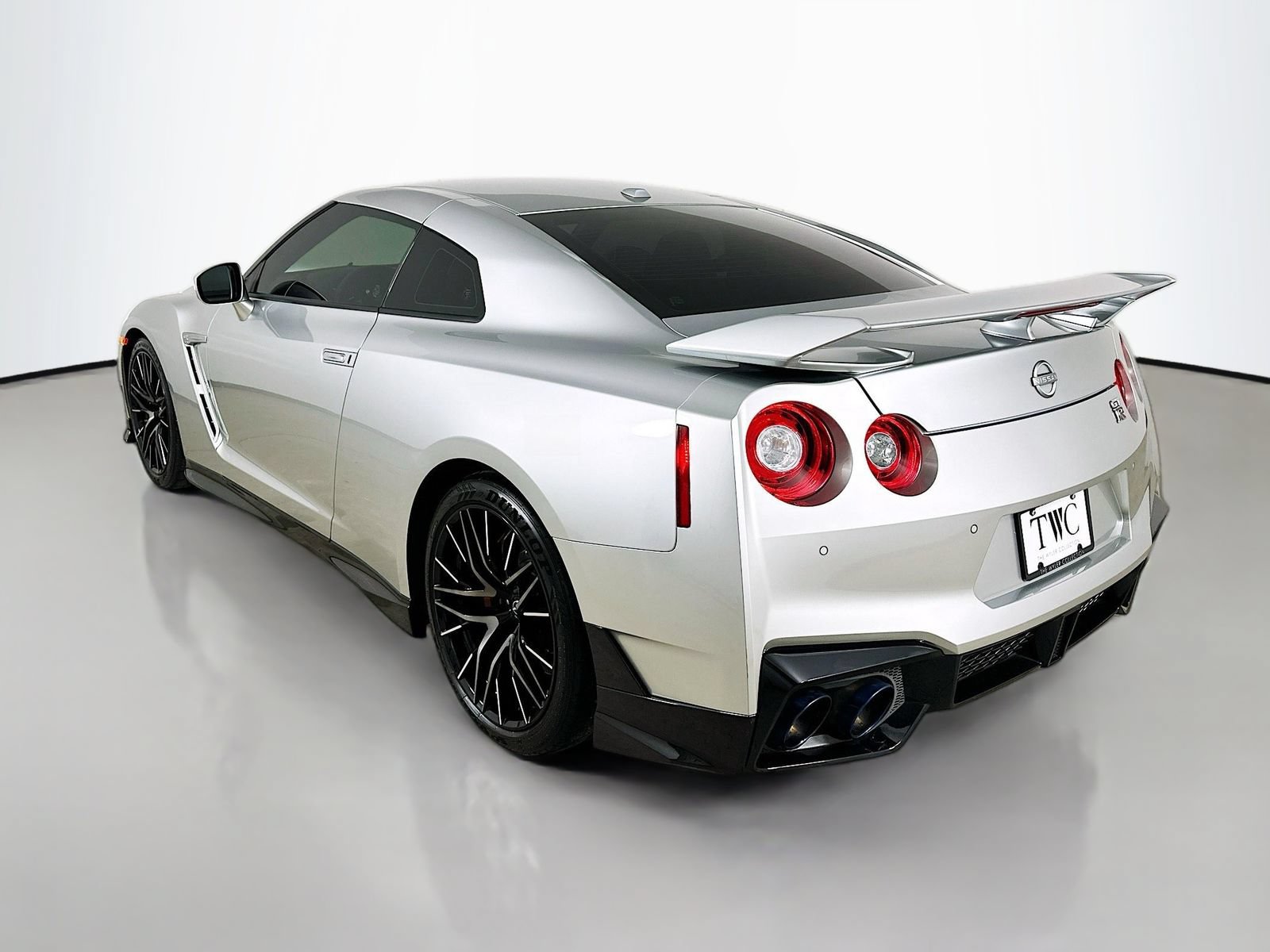 Used 2024 Nissan GT-R Premium w/ Premium Interior Package AWD/4WD image 7