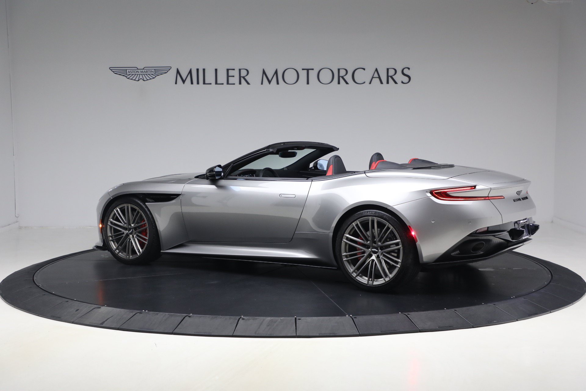 Used 2024 Aston Martin DB12 Convertible RWD image 4