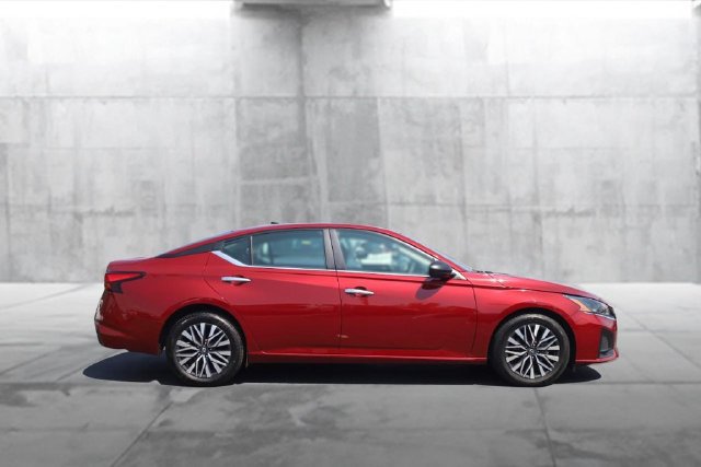 Used 2024 Nissan Altima 2.5 SV FWD image 5