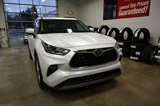 Used 2022 Toyota Highlander Platinum image 3