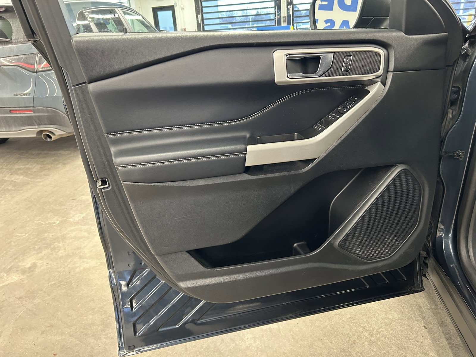 Used 2022 Ford Explorer XLT w/ Equipment Group 202A image 11