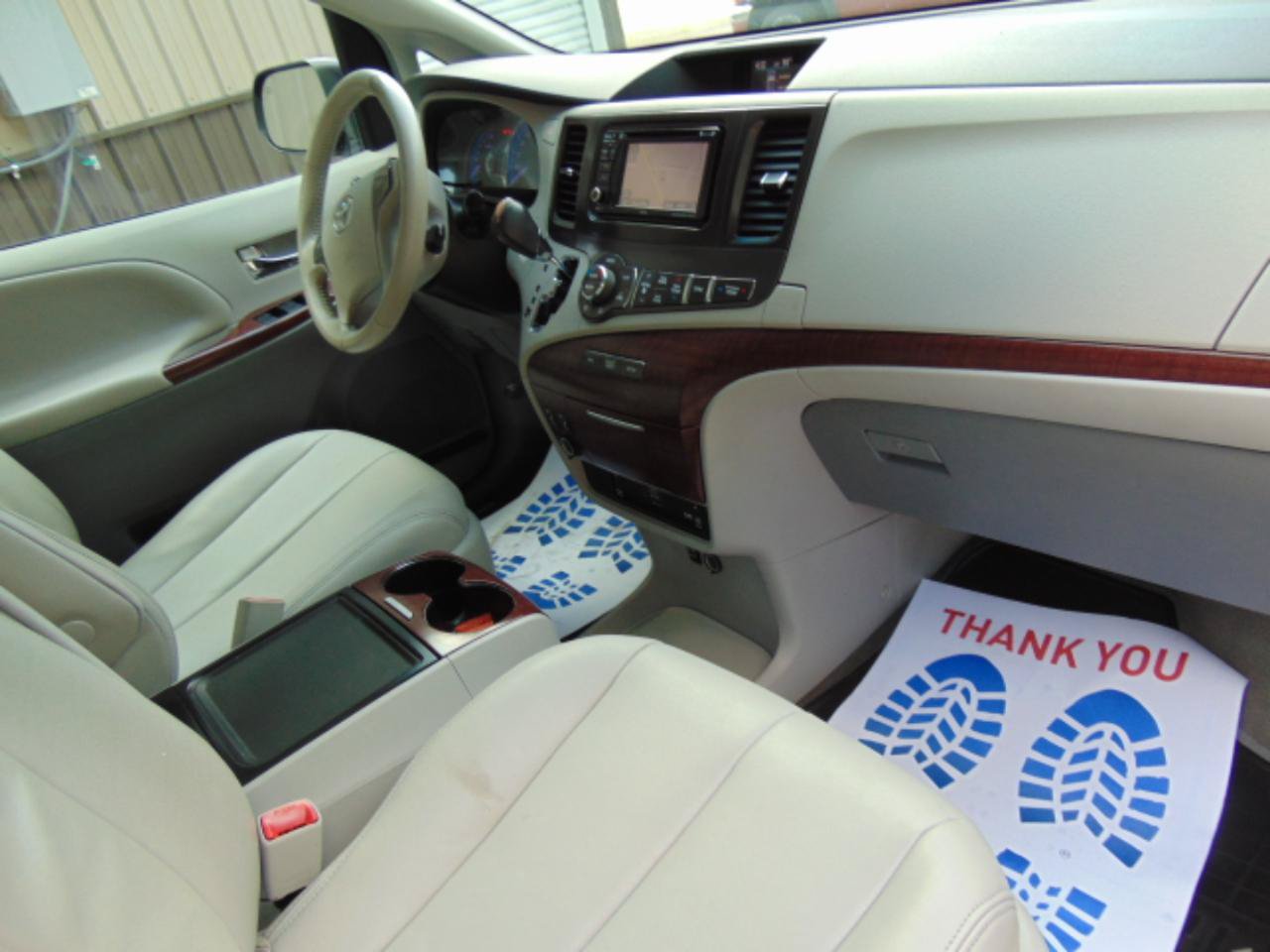 Used 2014 Toyota Sienna XLE w/ Entertainment Package FWD image 14