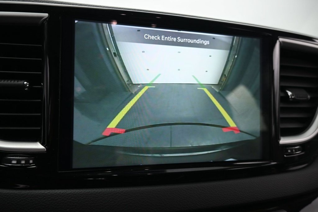 Used 2023 Chrysler Pacifica Touring-L FWD image 18