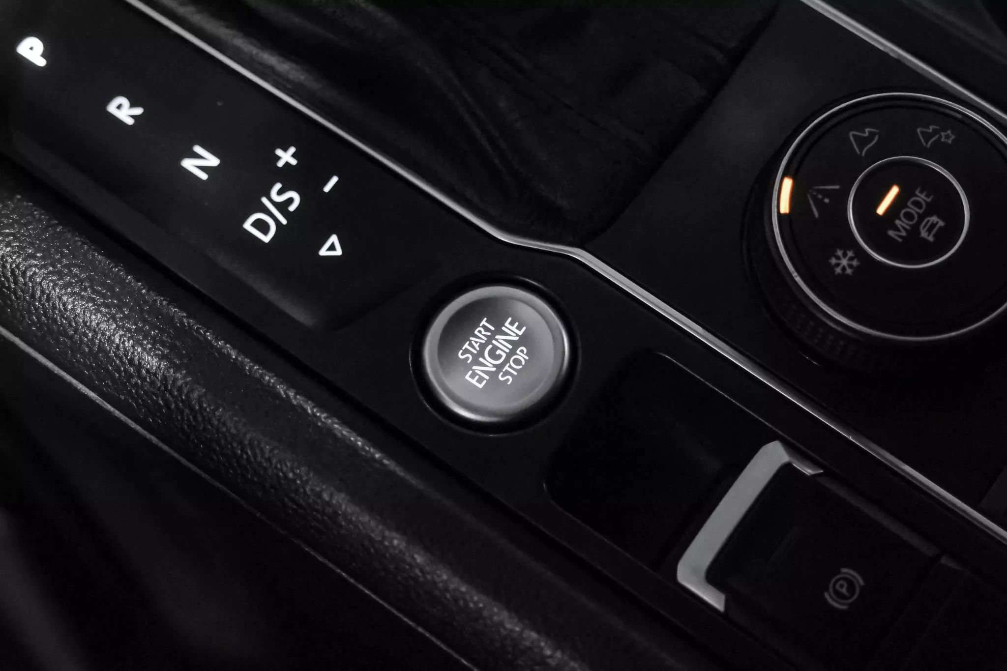 Used 2020 Volkswagen Atlas SE w/ Towing Package image 16