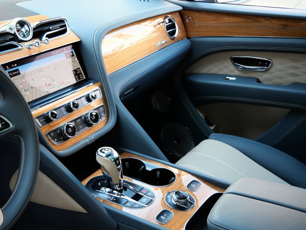 Used 2025 Bentley Bentayga image 13