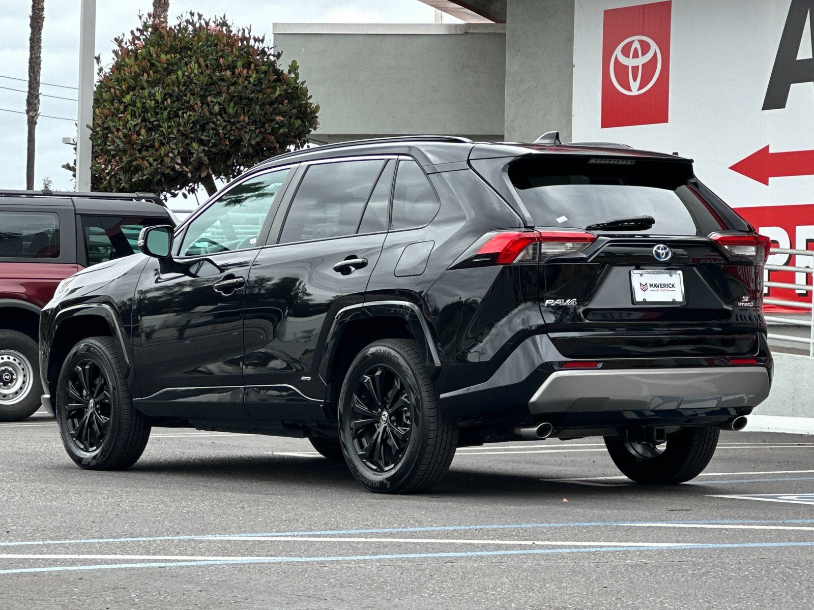 Used 2022 Toyota RAV4 SE w/ SE Grade Weather Package AWD/4WD image 3