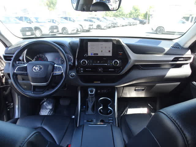 Used 2023 Toyota Highlander XLE FWD image 23