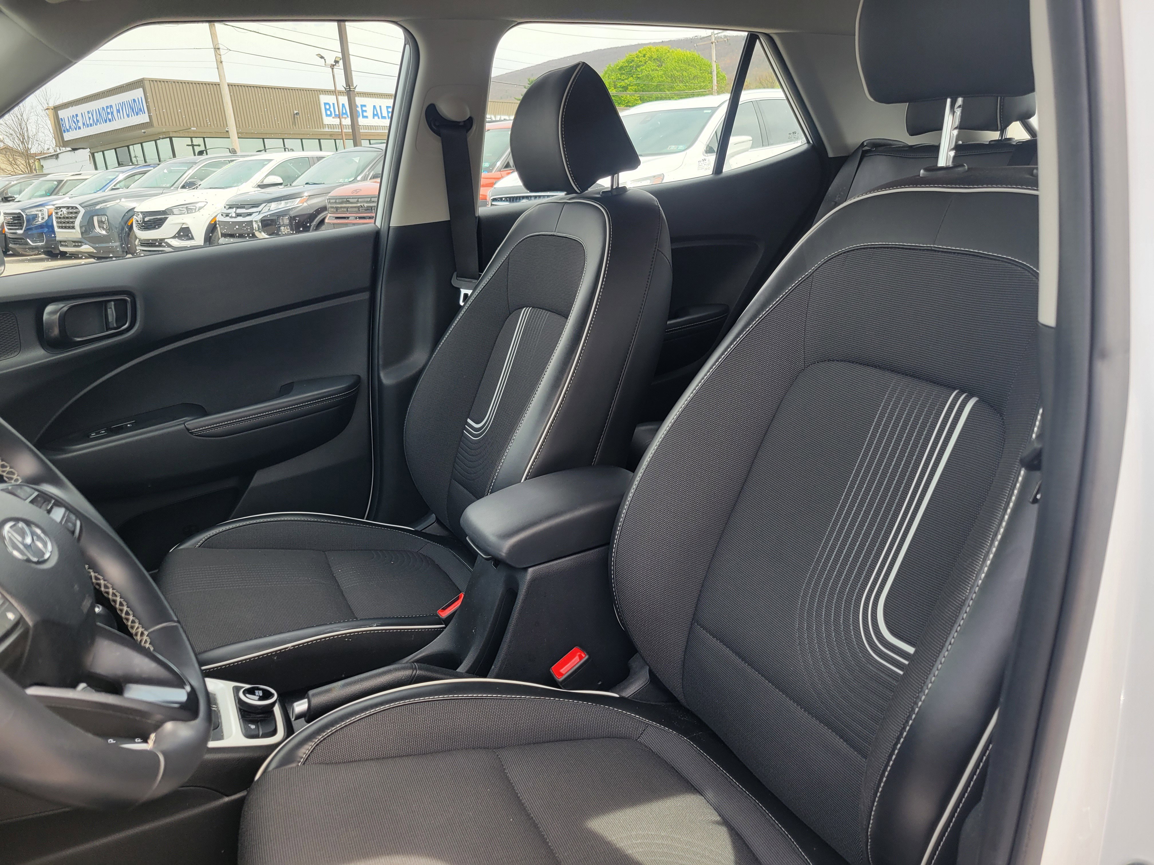 Used 2023 Hyundai Venue Limited image 8