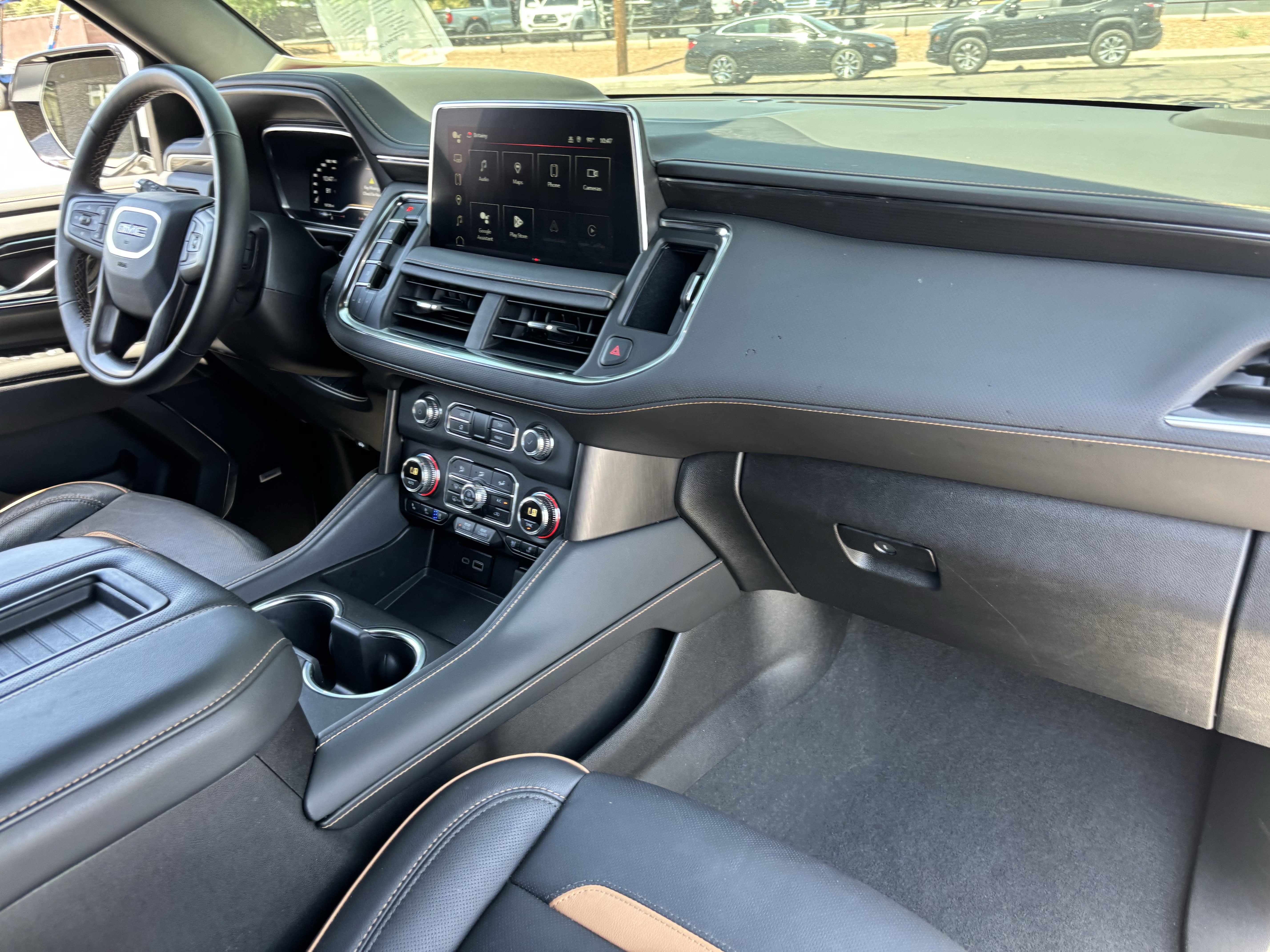 Used 2024 GMC Yukon XL AT4 w/ Technology Package AWD/4WD image 11