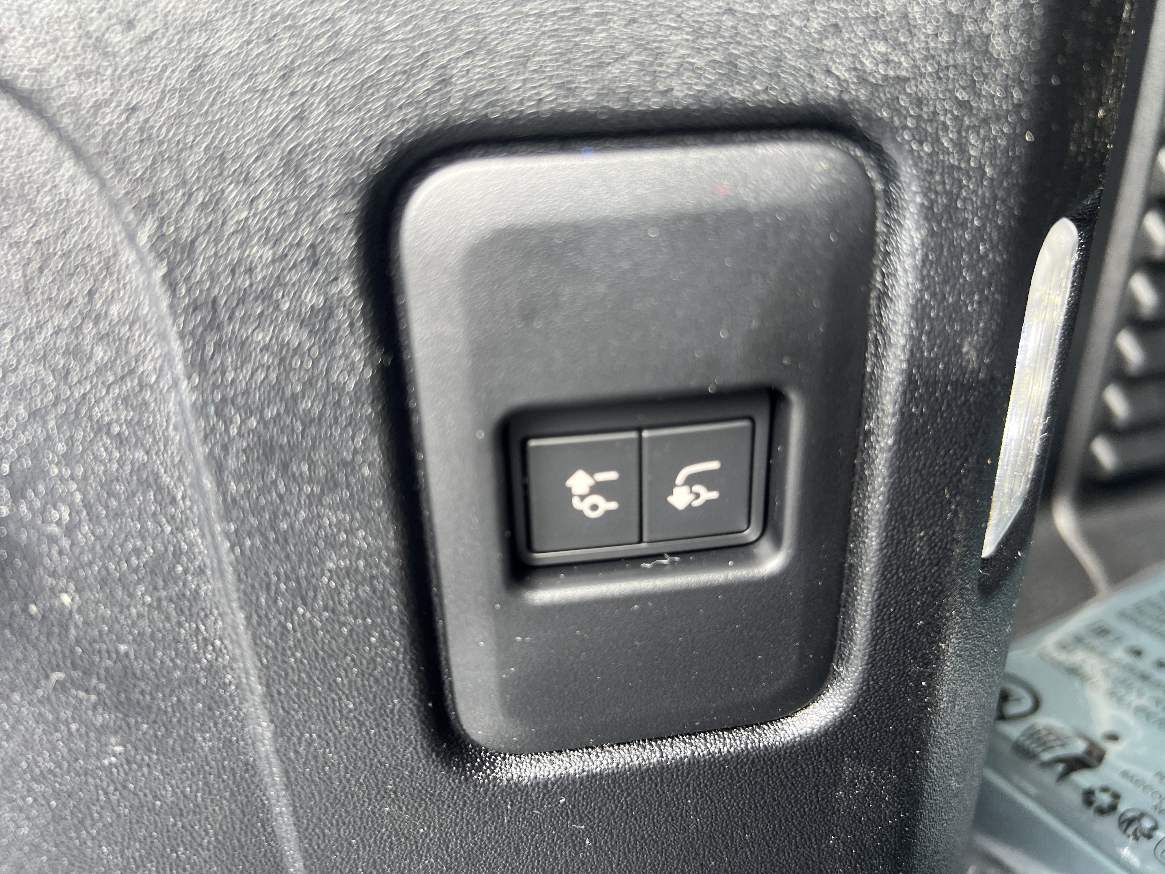 New 2025 Land Rover Defender 90 S image 33