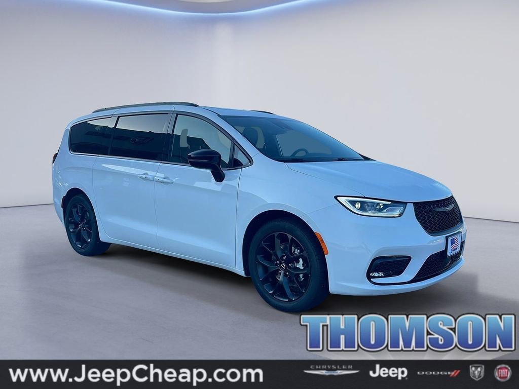 New 2025 Chrysler Pacifica Limited image 1