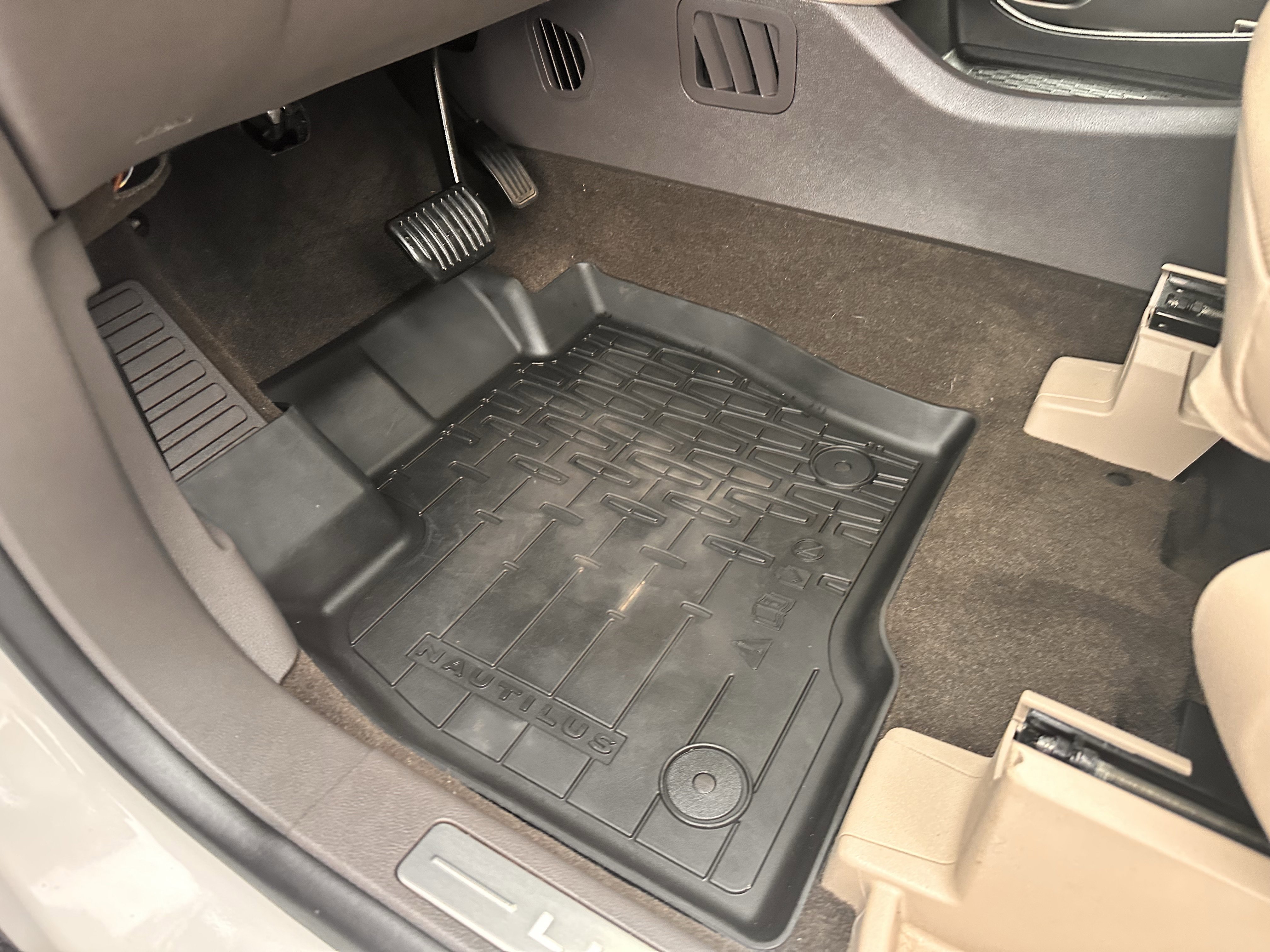 Used 2023 Lincoln Nautilus Reserve w/ Equipment Group 201A image 9