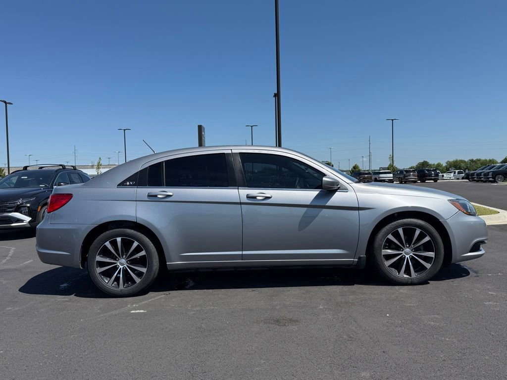 Used 2013 Chrysler 200 Touring w/ S Exterior Appearance Pkg FWD image 4