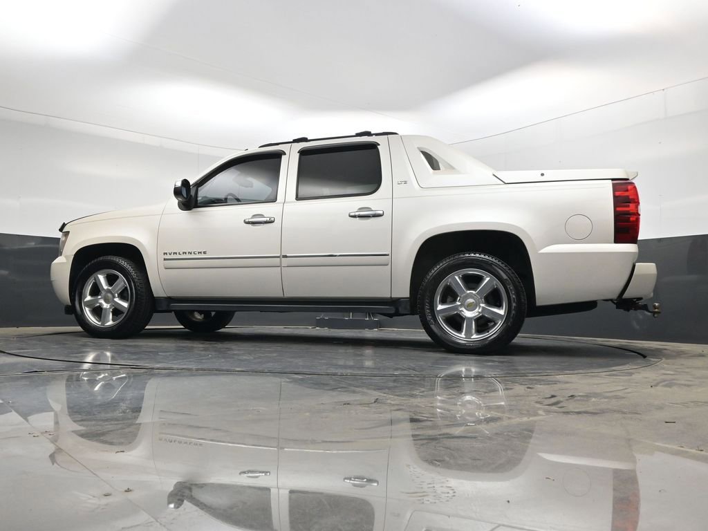Used 2011 Chevrolet Avalanche LTZ AWD/4WD image 26