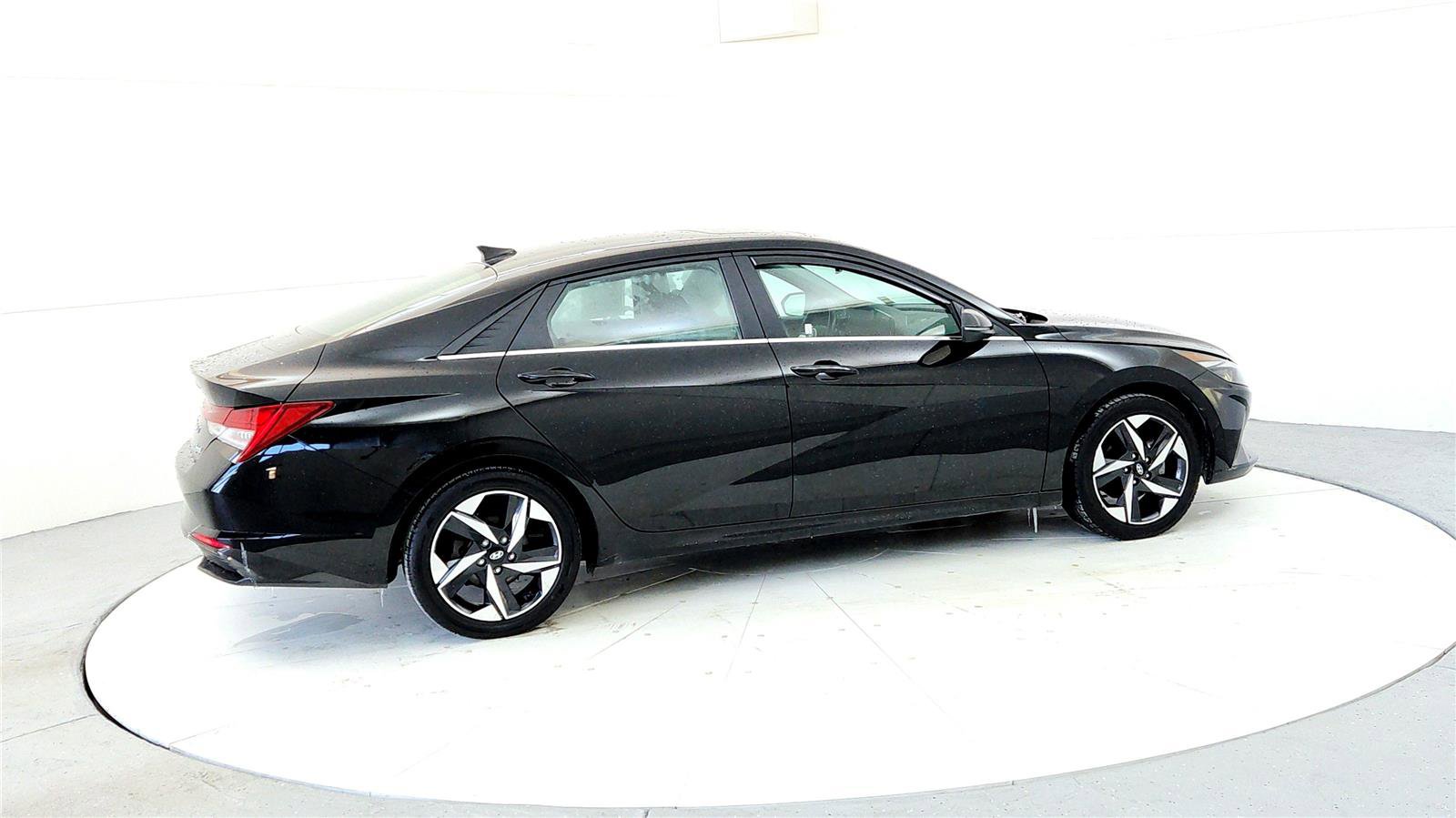 Used 2023 Hyundai Elantra Limited image 6