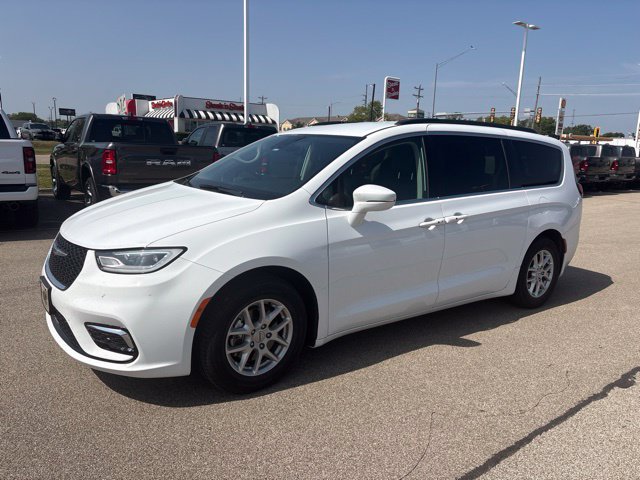 Used 2022 Chrysler Pacifica Touring-L FWD image 2