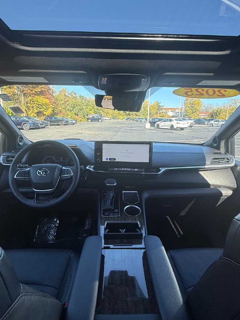 Used 2025 Toyota Sienna Platinum AWD/4WD image 31