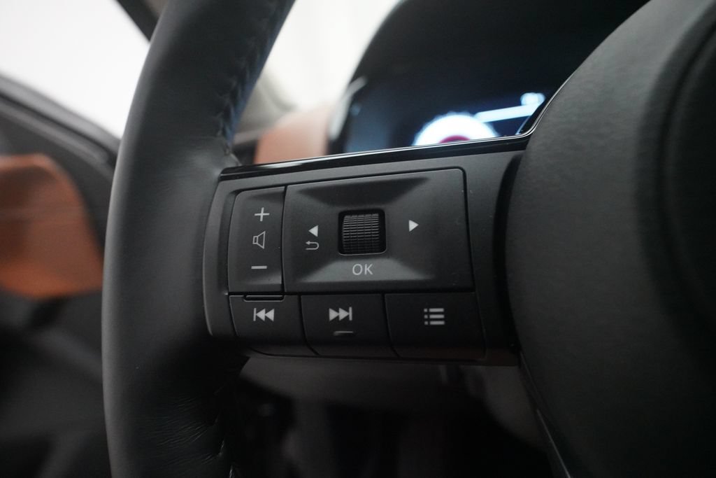 Used 2025 Nissan Pathfinder Platinum AWD/4WD image 18