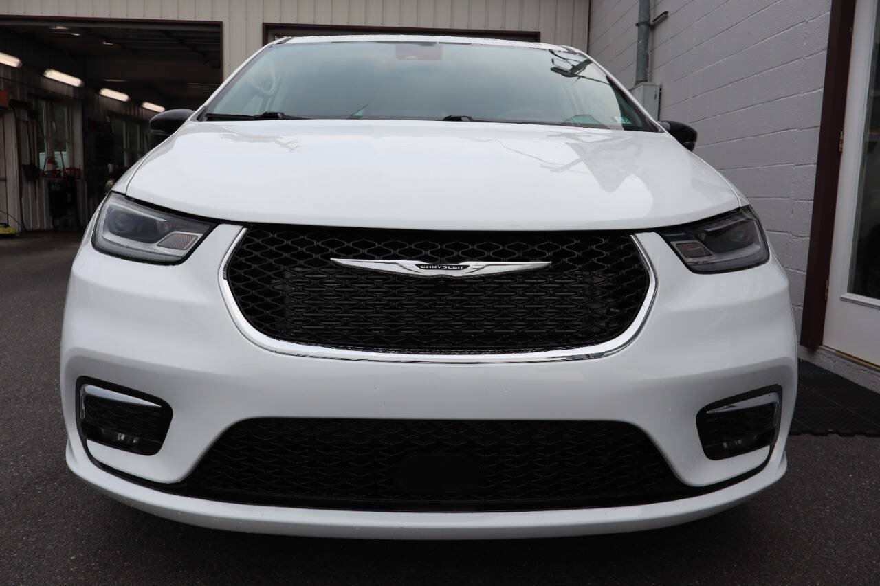 Used 2024 Chrysler Pacifica Touring-L FWD image 2