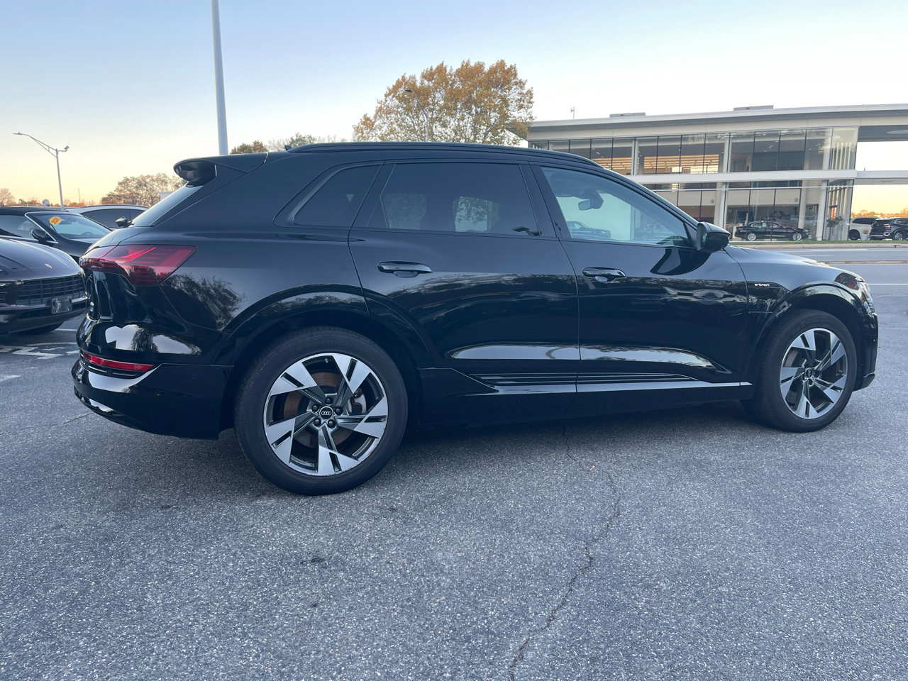 Used 2023 Audi e-tron Premium w/ Convenience Plus Package image 9