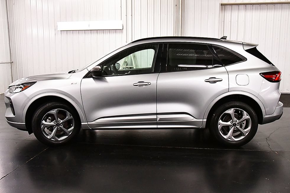 Used 2023 Ford Escape ST-Line w/ Tech Pack #1 AWD/4WD image 4