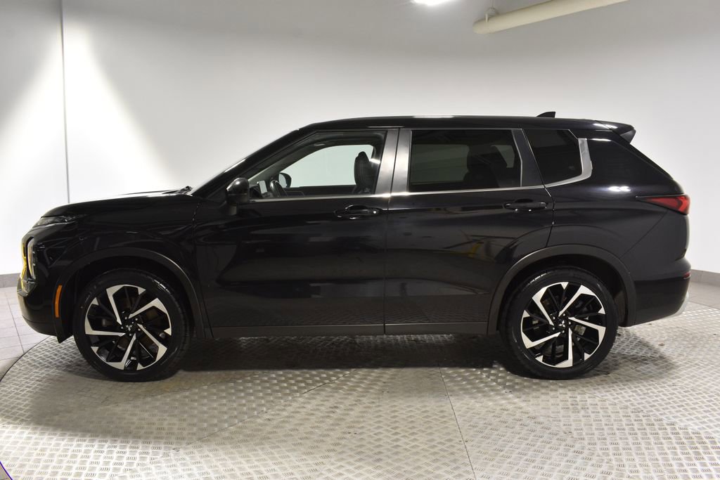 Used 2024 Mitsubishi Outlander SE Black Edition image 2