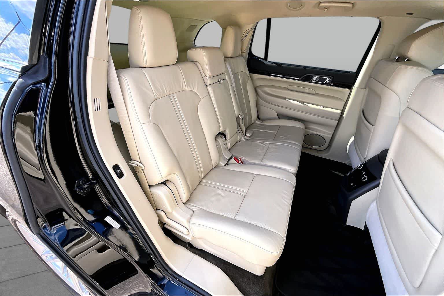 Used 2018 Lincoln MKT AWD image 20