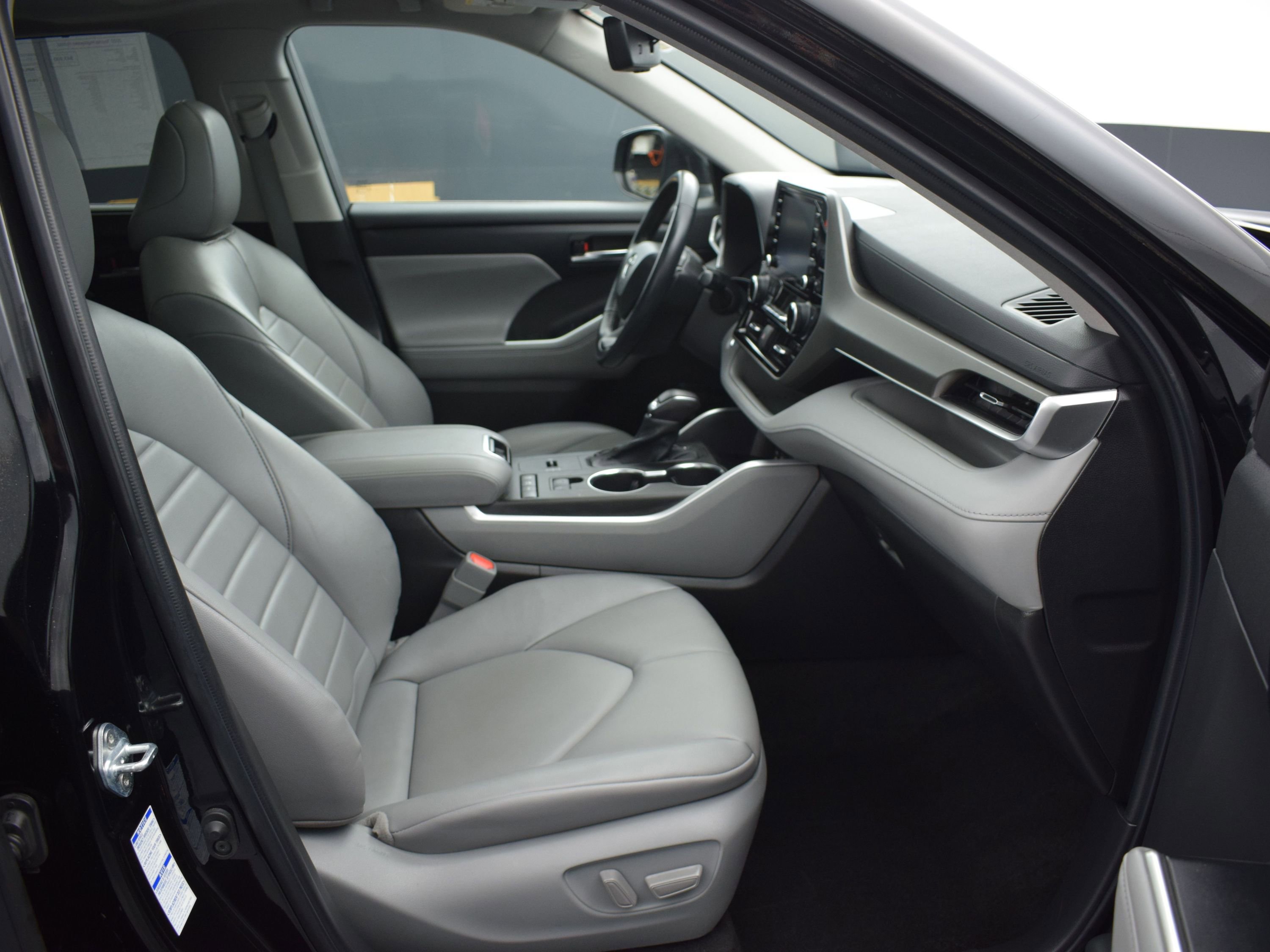 Used 2022 Toyota Highlander XLE AWD/4WD image 10