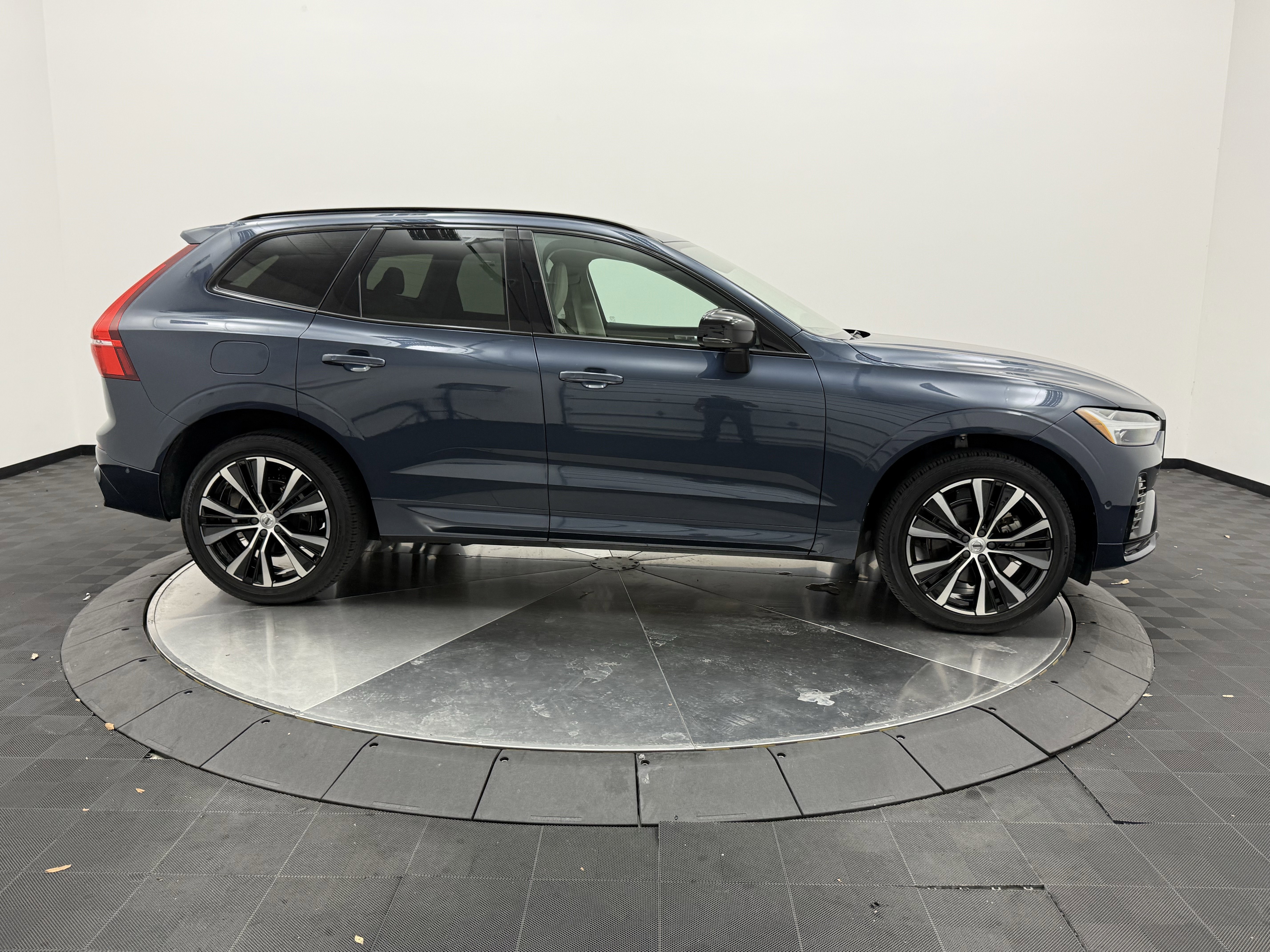 Certified 2023 Volvo XC60 B5 Plus w/ Protection Package Premier FWD image 8