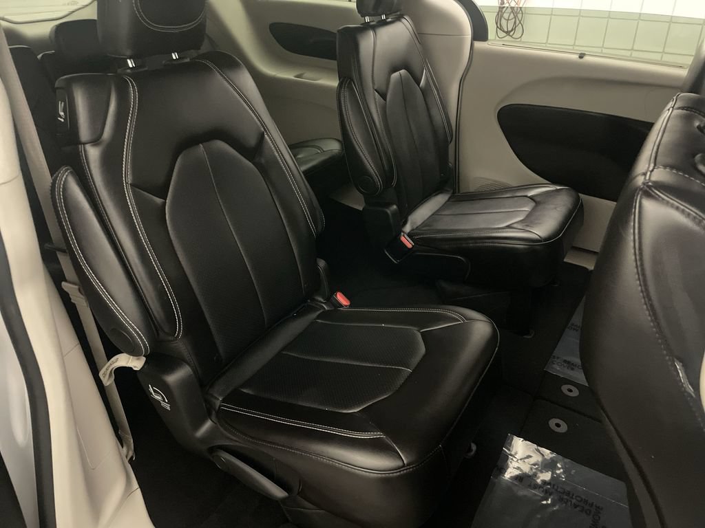 Used 2024 Chrysler Pacifica Touring-L FWD image 19