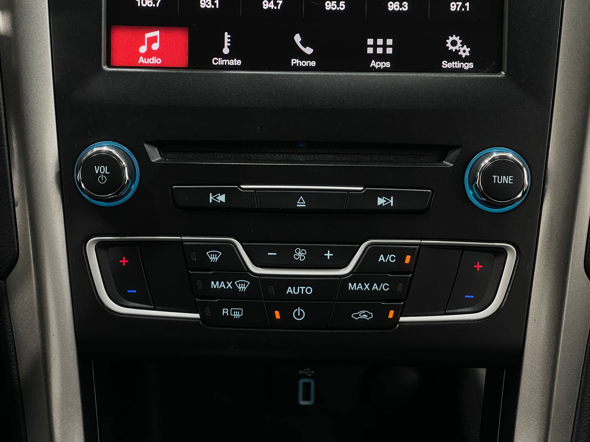 Used 2018 Ford Fusion SE w/ Fusion SE Technology Package image 23