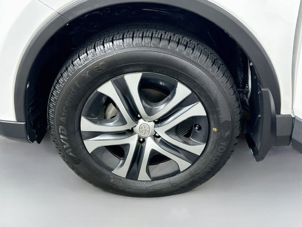Used 2018 Toyota RAV4 LE FWD image 29