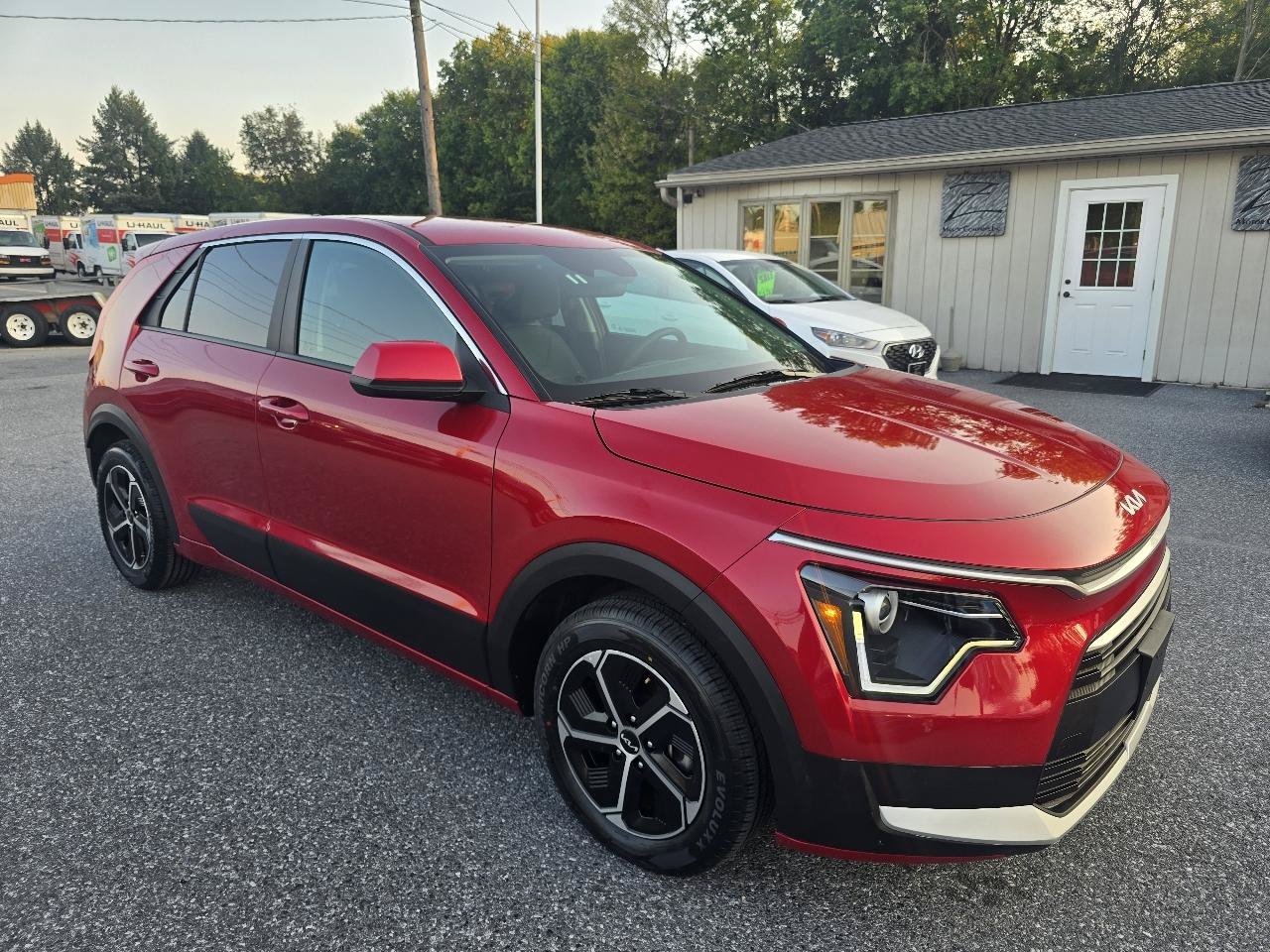 Used 2025 Kia Niro LX FWD image 2
