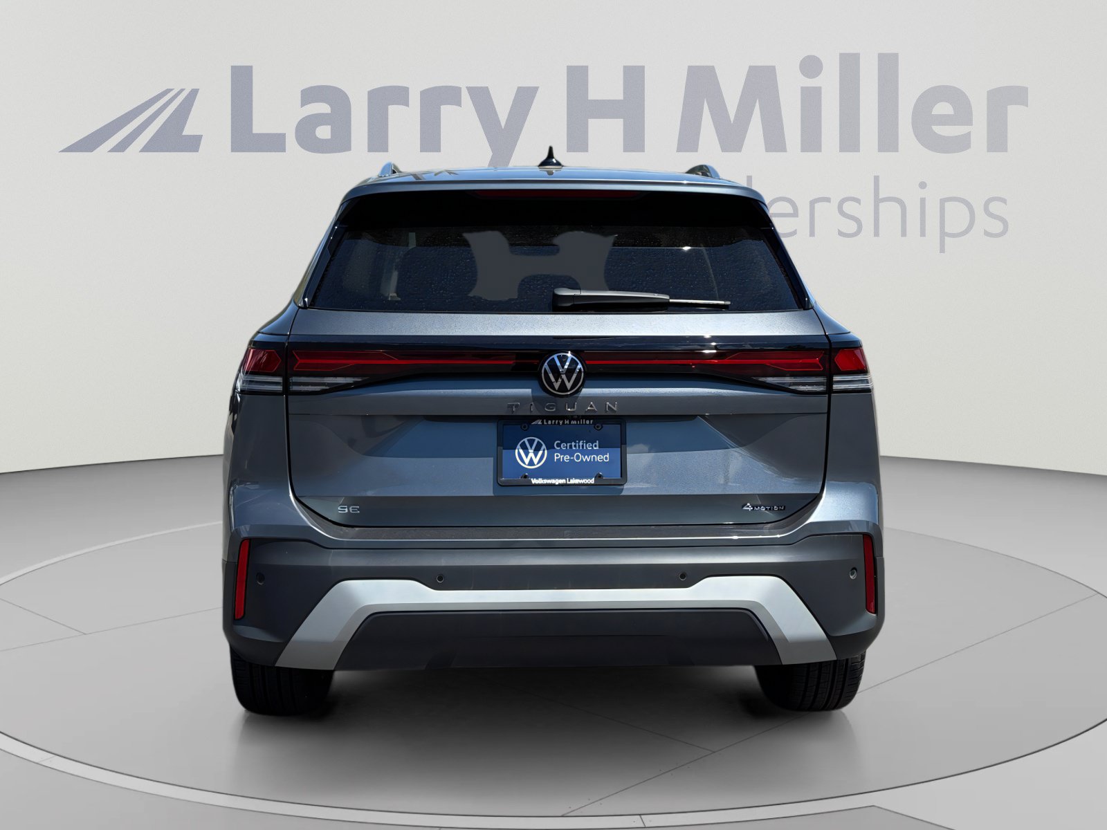 Used 2025 Volkswagen Tiguan SE w/ Panoramic Sunroof Package AWD/4WD image 4