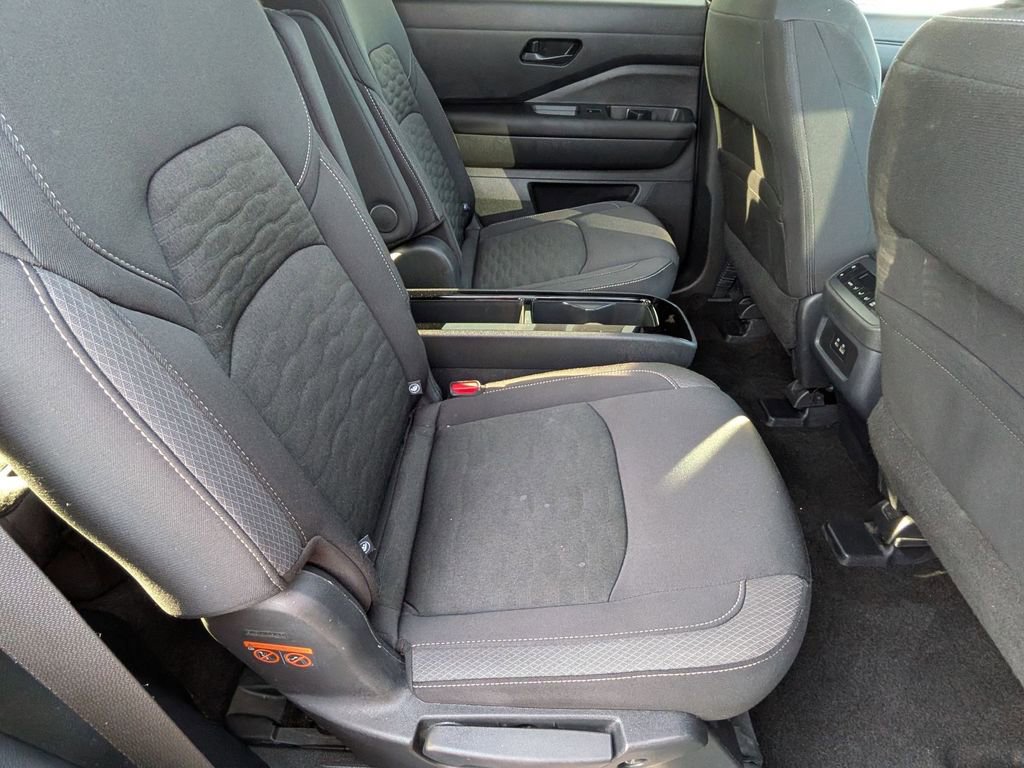 Used 2025 Nissan Pathfinder SV w/ SV Premium Package image 25