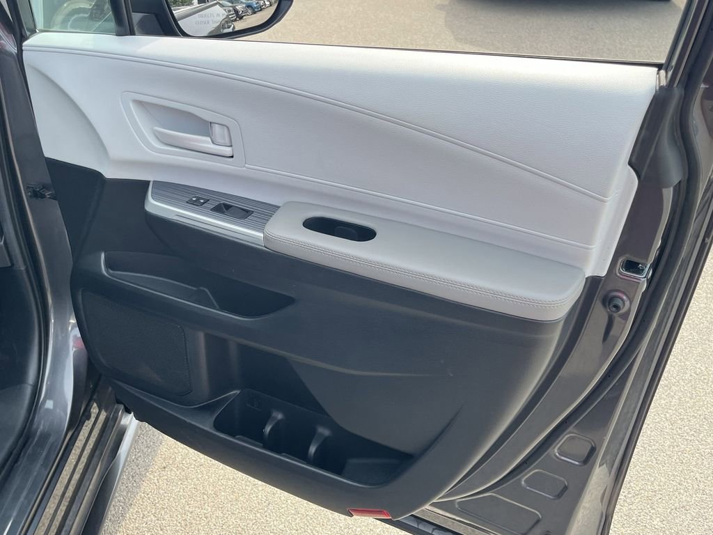Used 2025 Toyota Sienna LE FWD image 33
