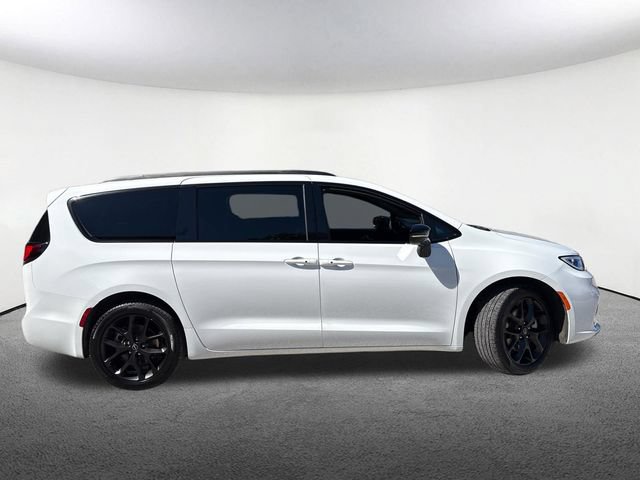 Used 2025 Chrysler Pacifica Limited w/ Trailer Tow Group AWD/4WD image 15