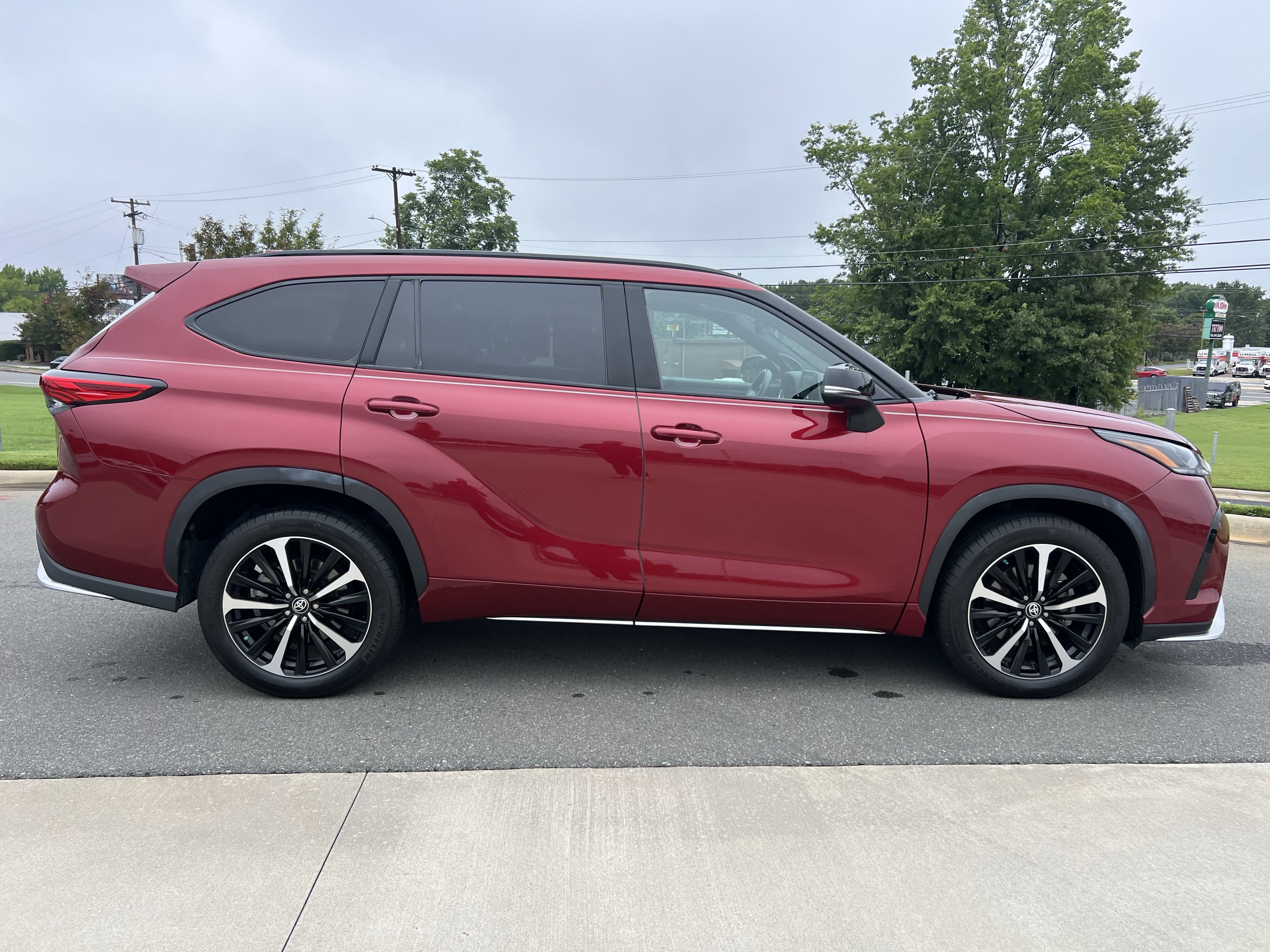Used 2022 Toyota Highlander XSE FWD image 10