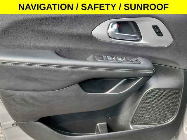 Used 2025 Chrysler Pacifica Limited FWD image 11