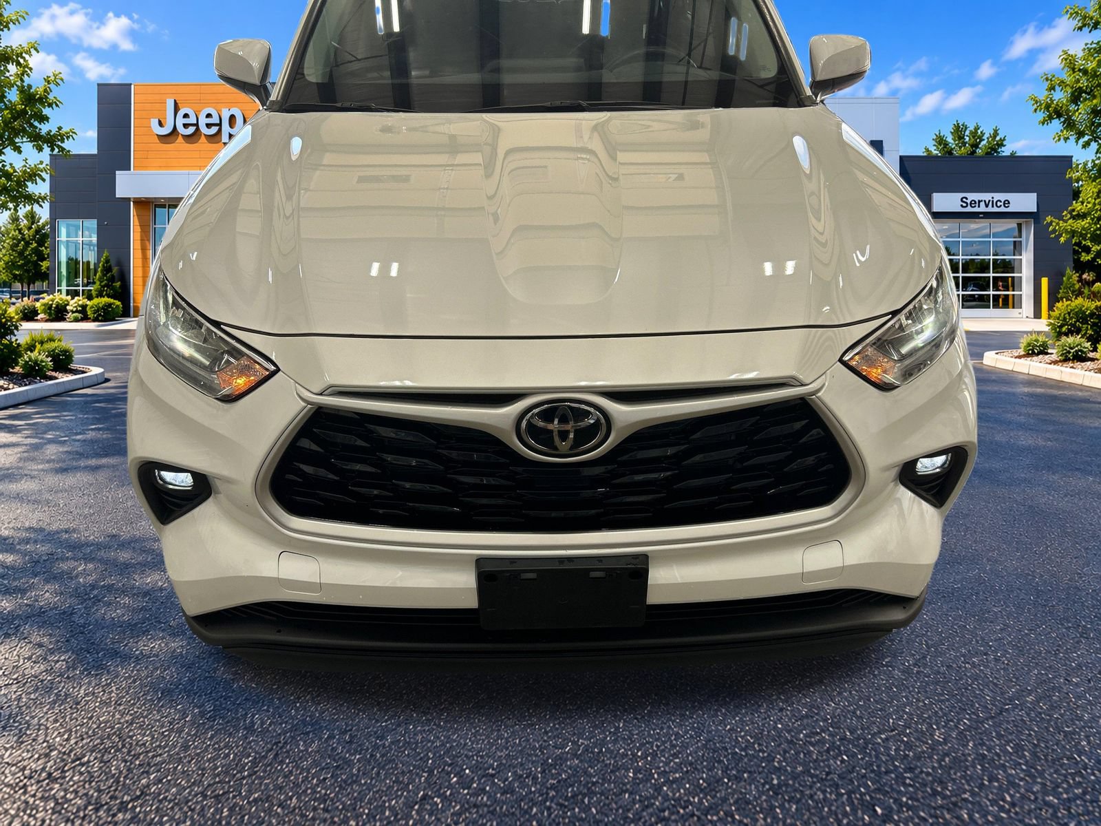 Used 2022 Toyota Highlander XLE AWD/4WD image 22