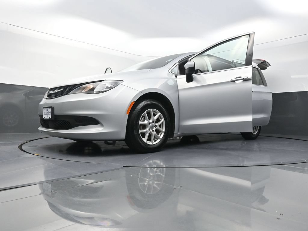 Used 2022 Chrysler Voyager LX FWD image 33