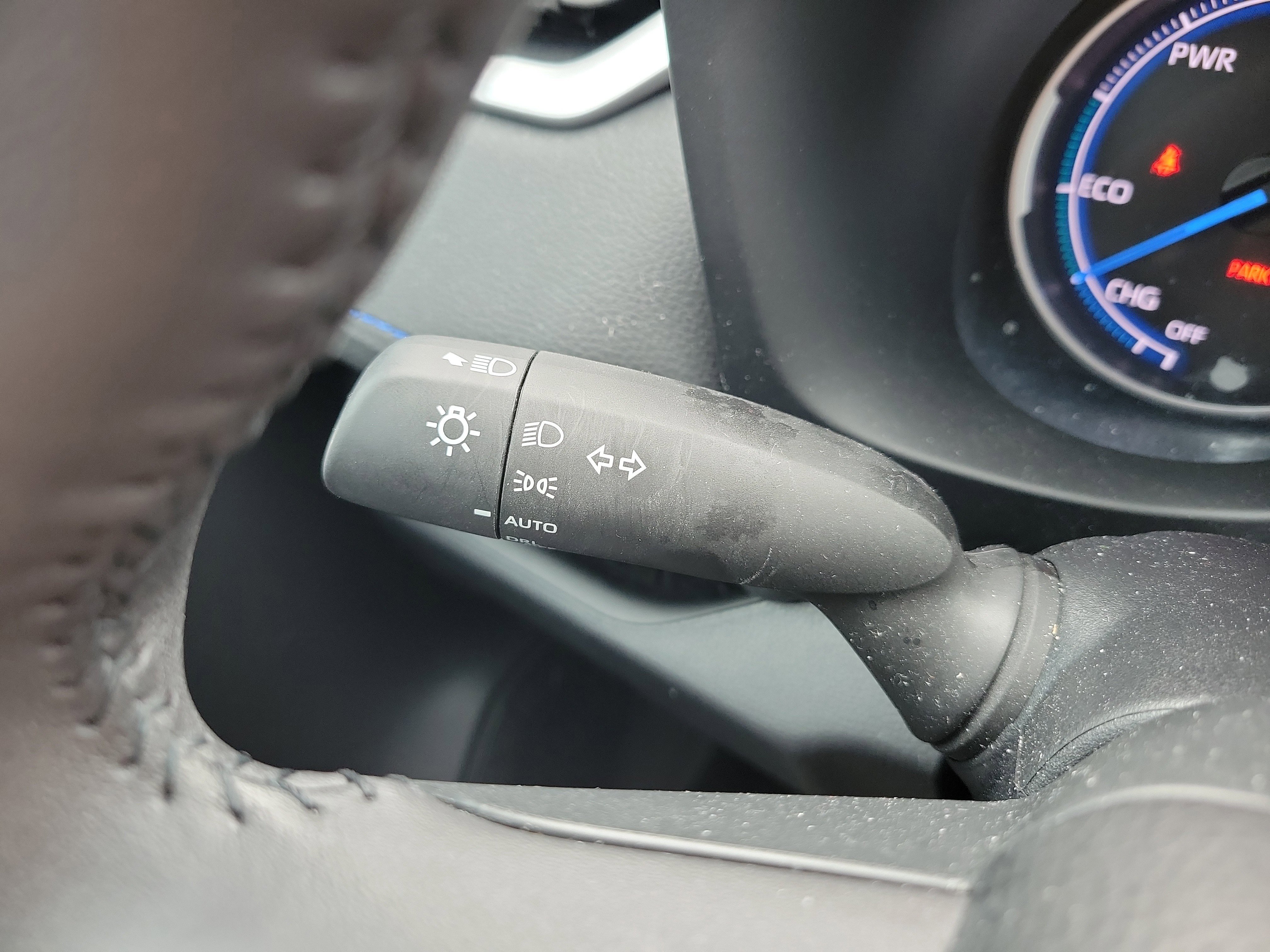 Used 2023 Toyota RAV4 SE image 29