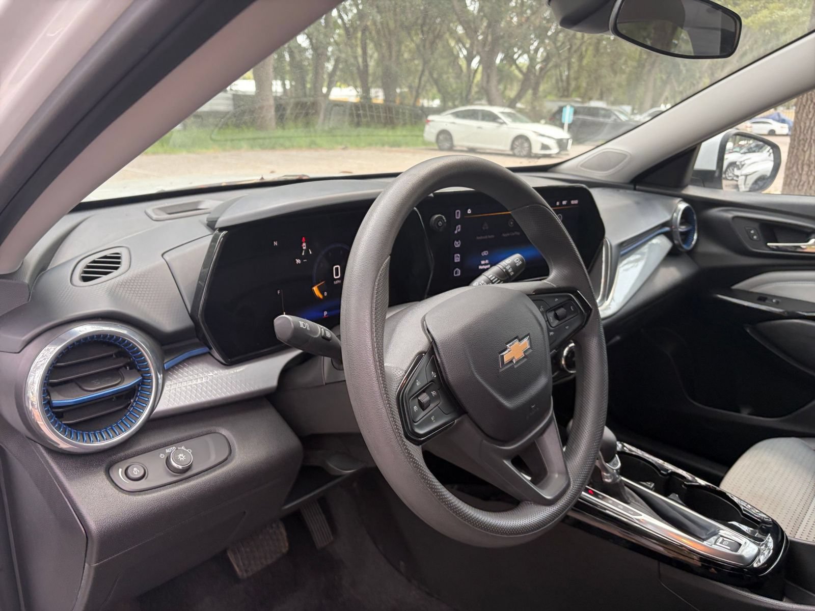 Used 2025 Chevrolet Trax LT FWD image 33
