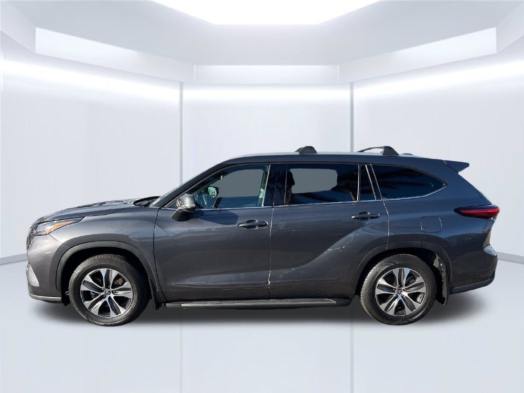 Used 2022 Toyota Highlander XLE FWD image 2