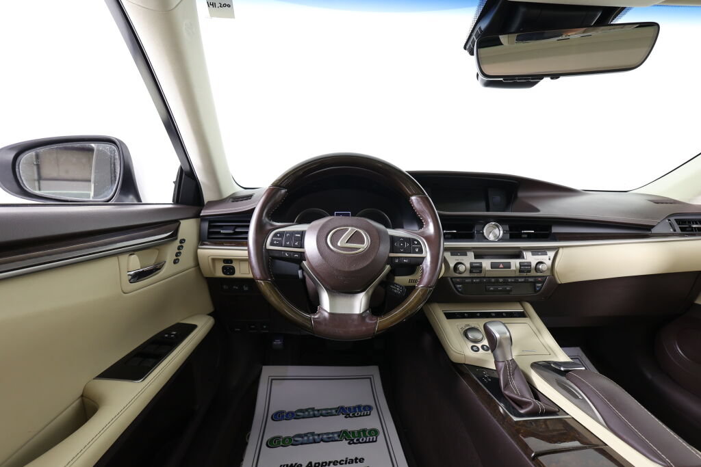 Used 2016 Lexus ES 300h w/ Luxury Package w/Wood Trim FWD image 29