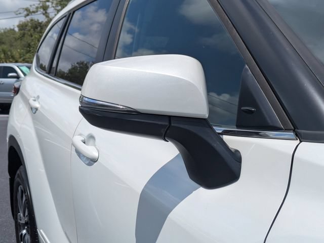 Used 2023 Toyota Highlander XLE AWD/4WD image 12