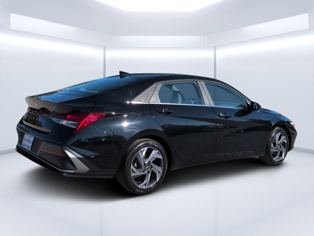 Used 2025 Hyundai Elantra SEL w/ Cargo Package FWD image 3