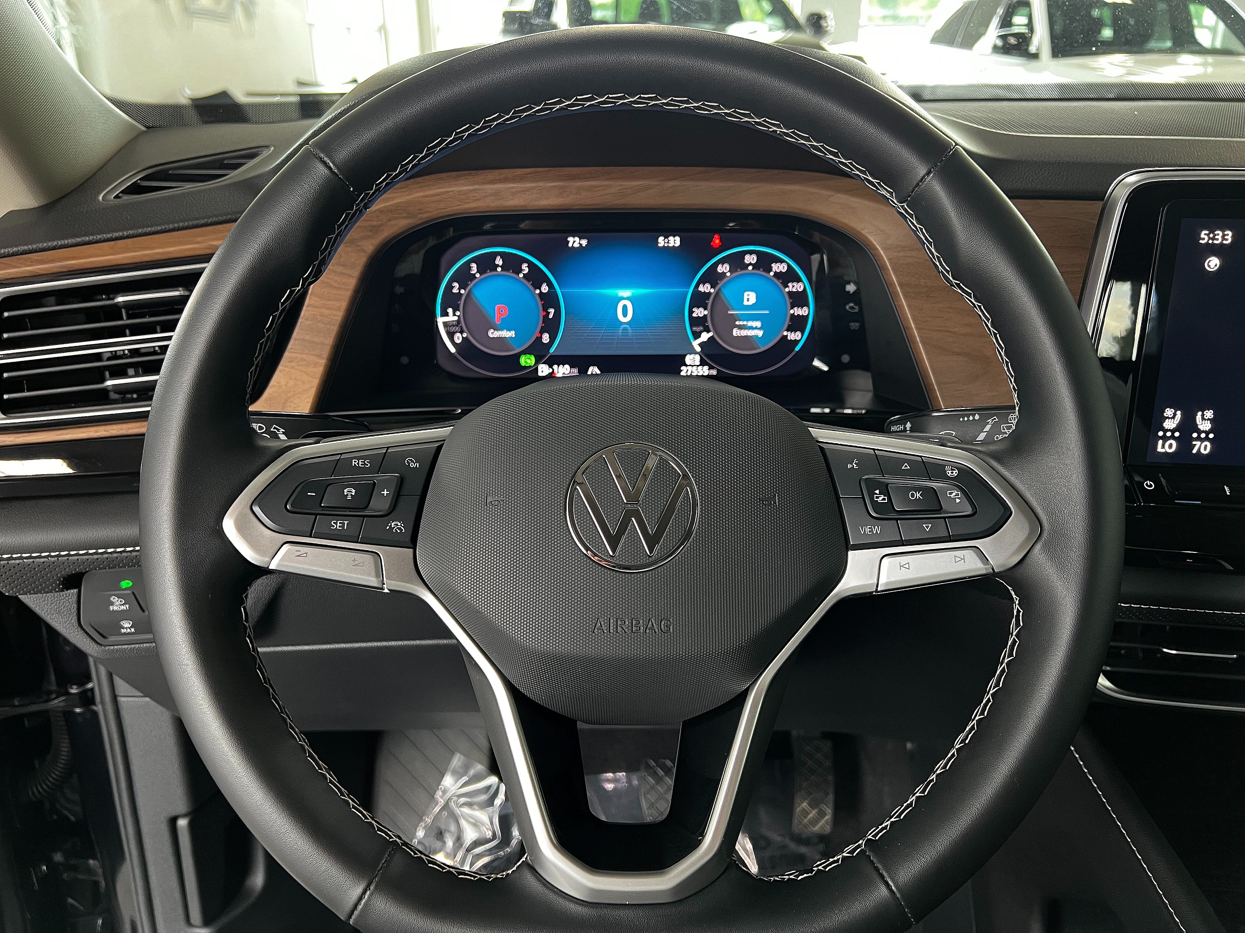 Used 2025 Volkswagen Atlas SE AWD/4WD image 14