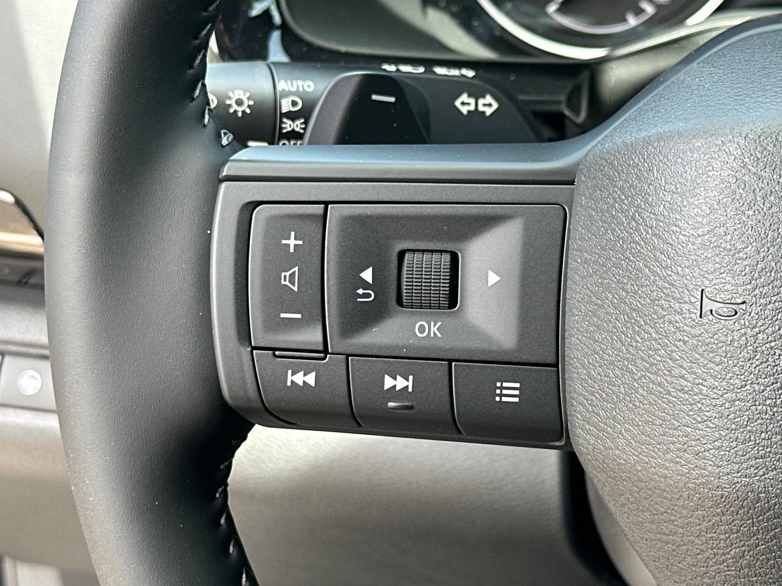 New 2026 Nissan Pathfinder SV w/ SV Premium Package FWD image 26