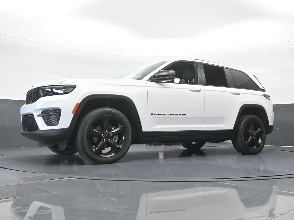 Used 2024 Jeep Grand Cherokee Altitude RWD image 54